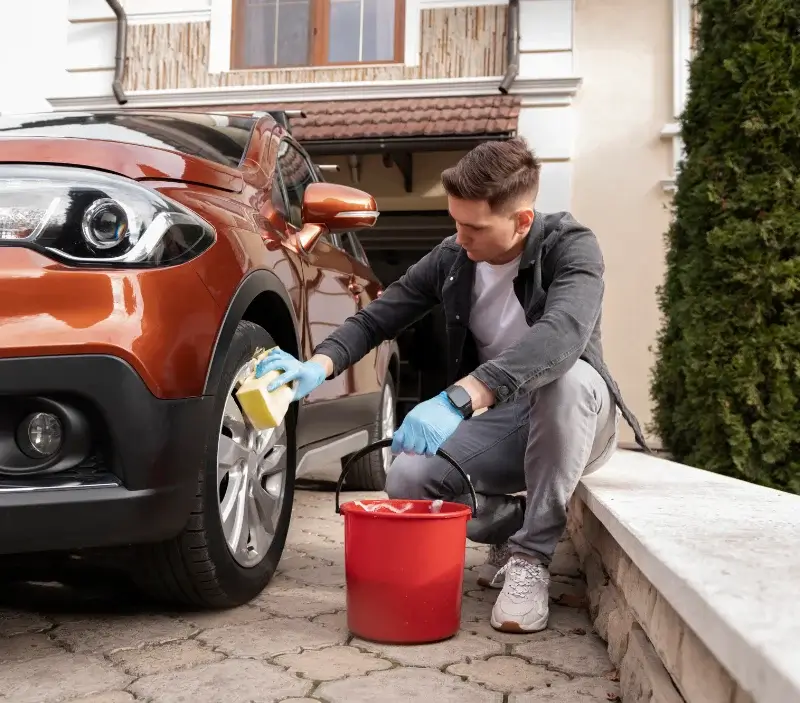 Lavage auto à domicile Rozier-Côtes-d'Aurec : professionnel intervenant sur un véhicule